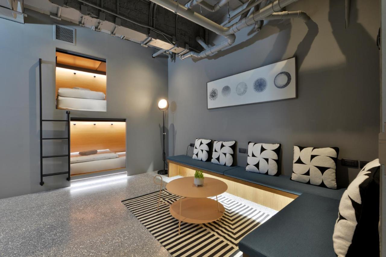 Tiang Capsule Hostel Bangkok Exterior photo