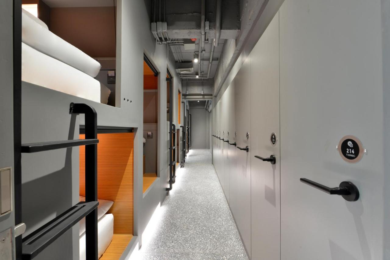 Tiang Capsule Hostel Bangkok Exterior photo
