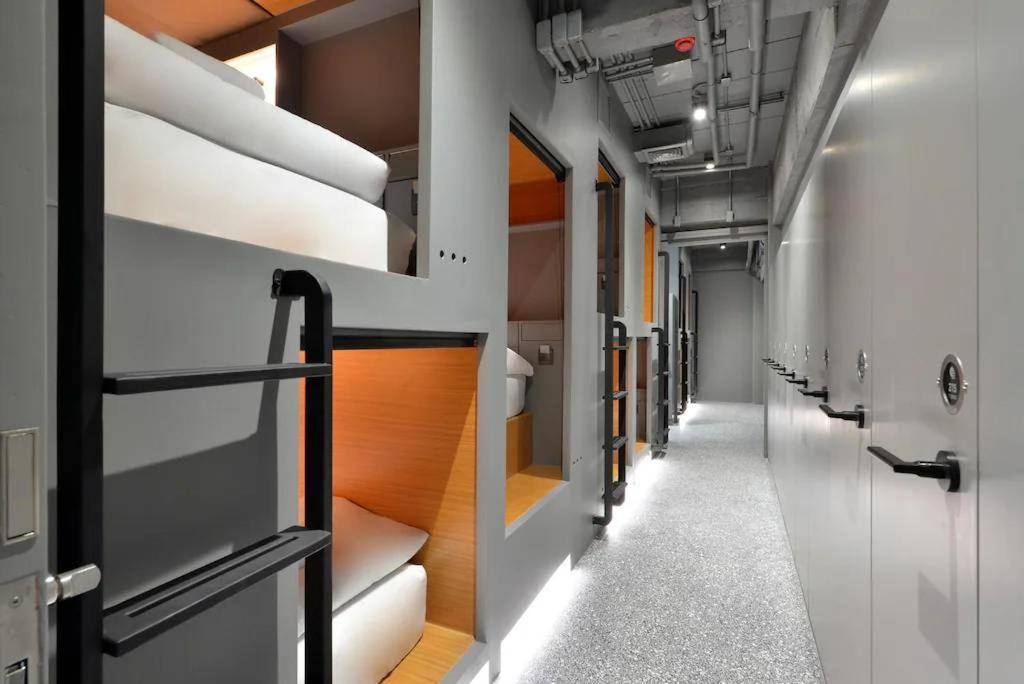 Tiang Capsule Hostel Bangkok Exterior photo