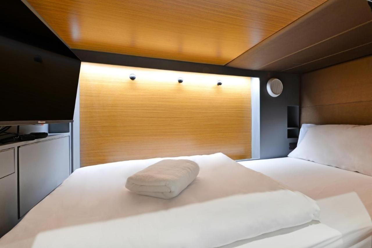 Tiang Capsule Hostel Bangkok Exterior photo